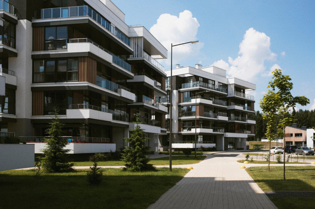 Il termine estate è sinonimo di proprietà o terra, mentre immobiliare sta per oggetti naturali o artificiali fisicamente legati al terreno.